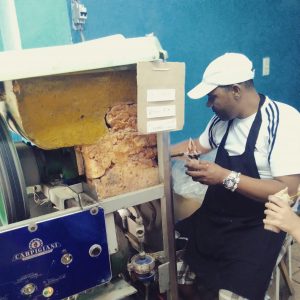 Softeis-Maschine in Havanna mit Eisverkäufer