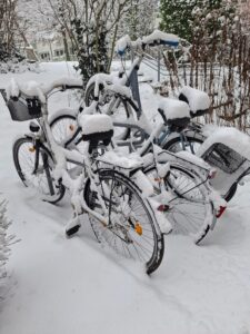 Fahrräder mit Schnee bedeckt.