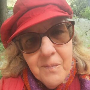 Claudia mit roter Schirmmütze 