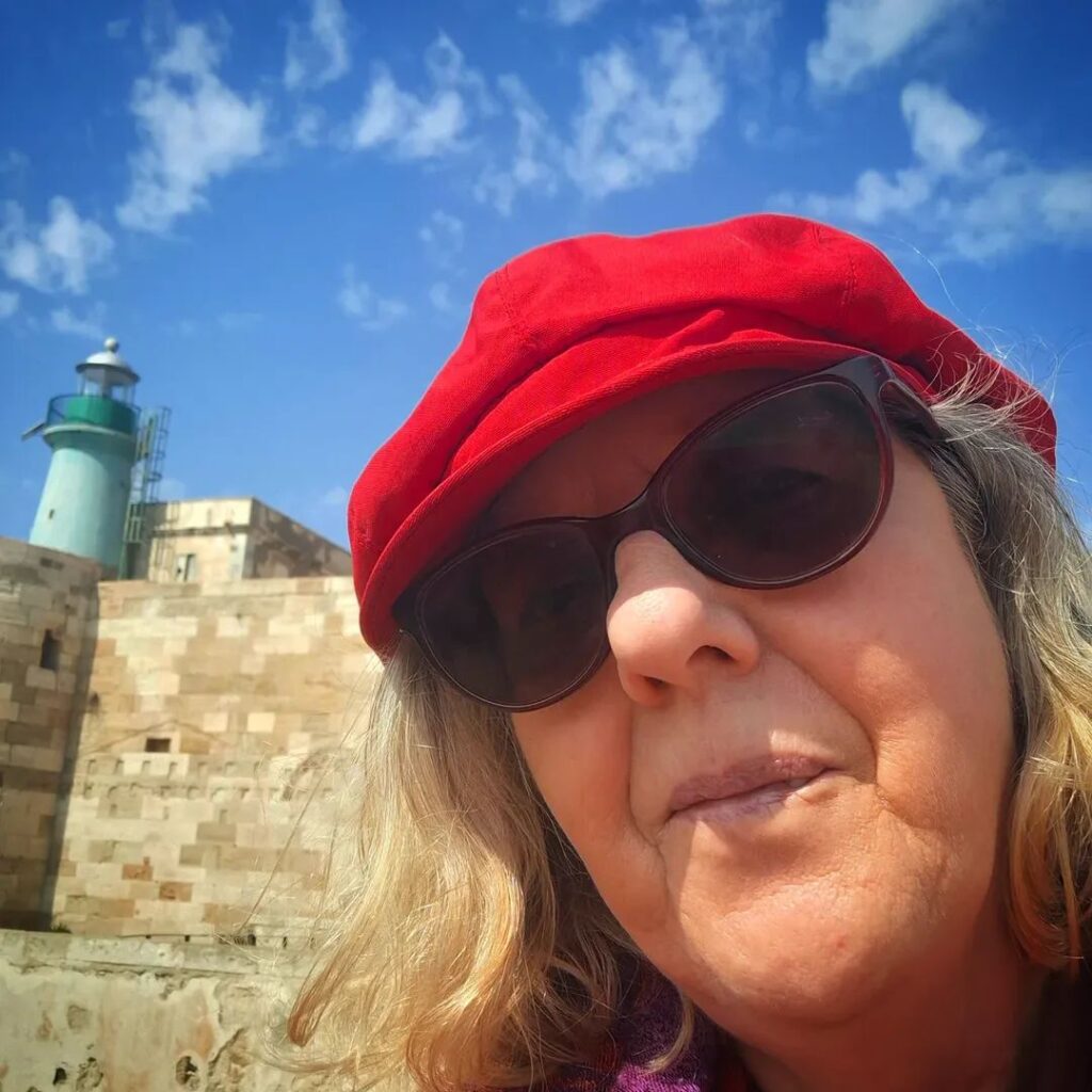 Claudia mit roter Schirmmütze vor dem Castello Maniace.